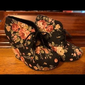 Shï by Journeys wedge floral black lace